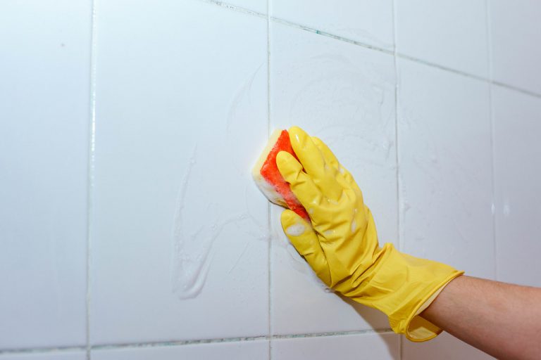 Met deze simpele truc maak je de badkamertegels blinkend schoon!