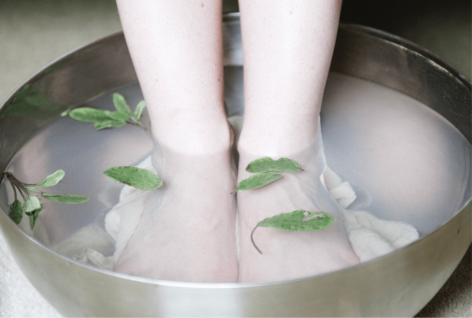 Ванночки против. Травяные ванночки для ног. Ноги в тазике с травами. Ванночка для ног с травами. Травяная ванна для ног.